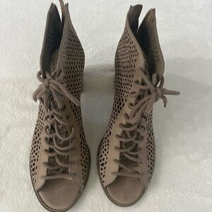 VINCE CAMUTO TULINA LACE UP BOOTIES IN PERFORATED BROWN LEATHER.